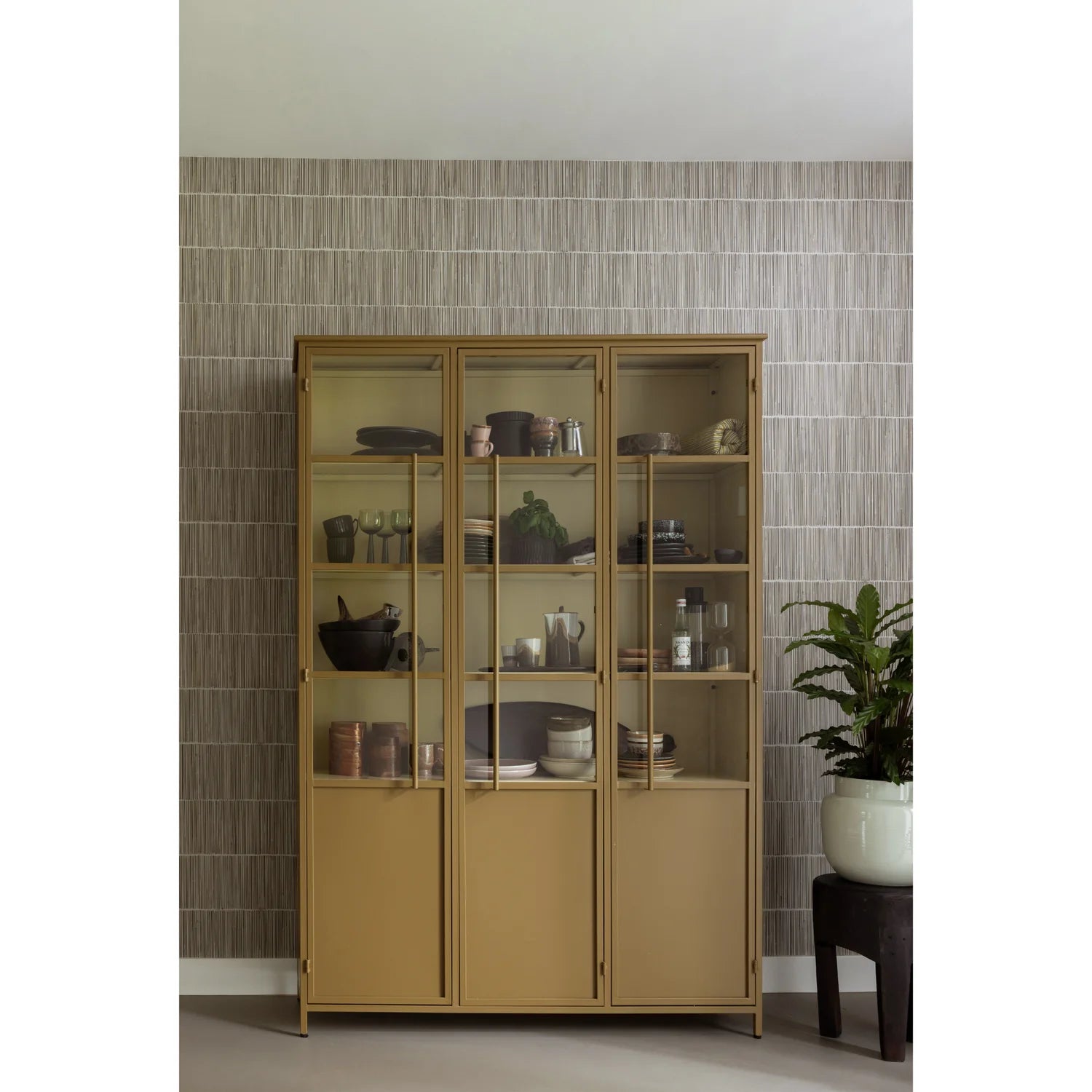 Exhibit xl 3-deurs vitrinekast metaal honinggeel