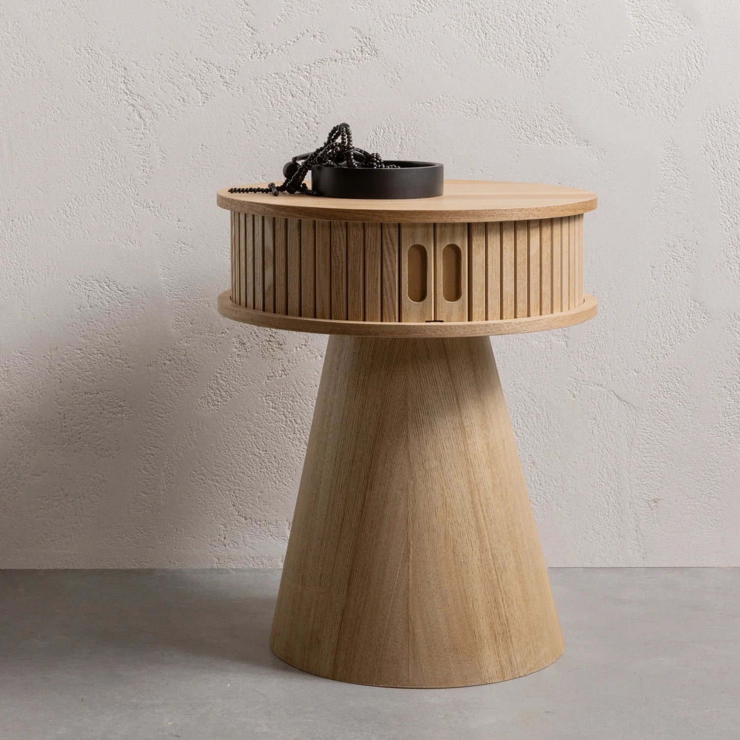 Karri nachtkastje rond hout naturel