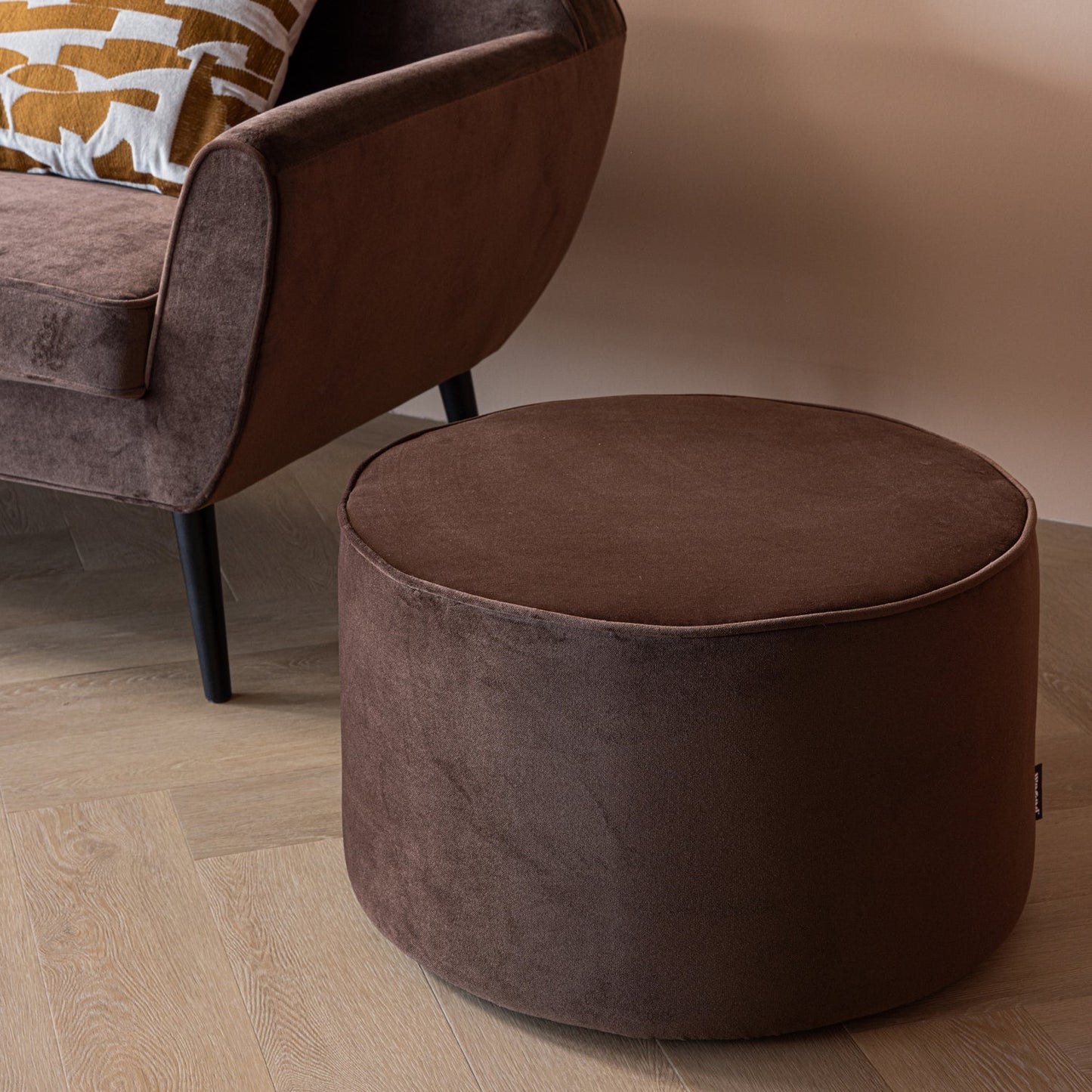 Sara poef laag 36xo60 cm velvet donkerbruin [fsc]