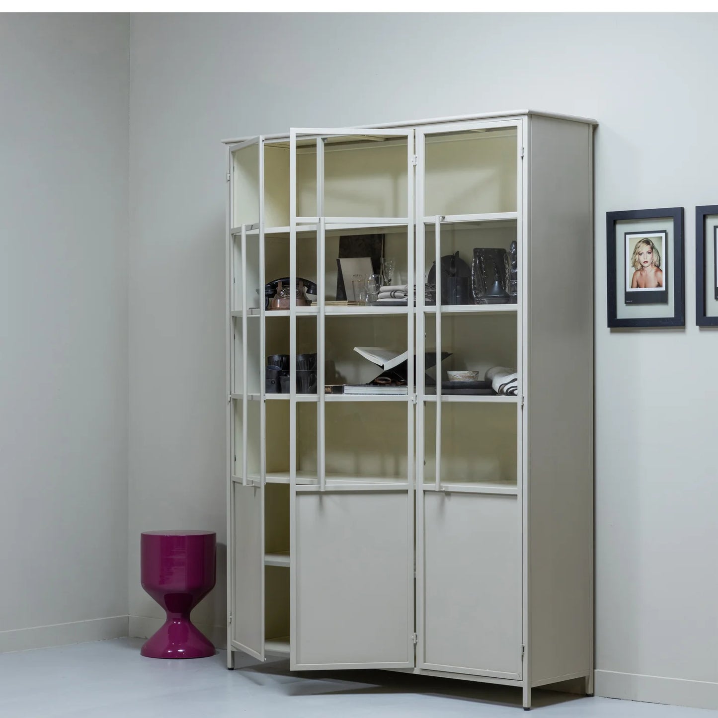 Exhibit xl 3-deurs vitrinekast metaal zand