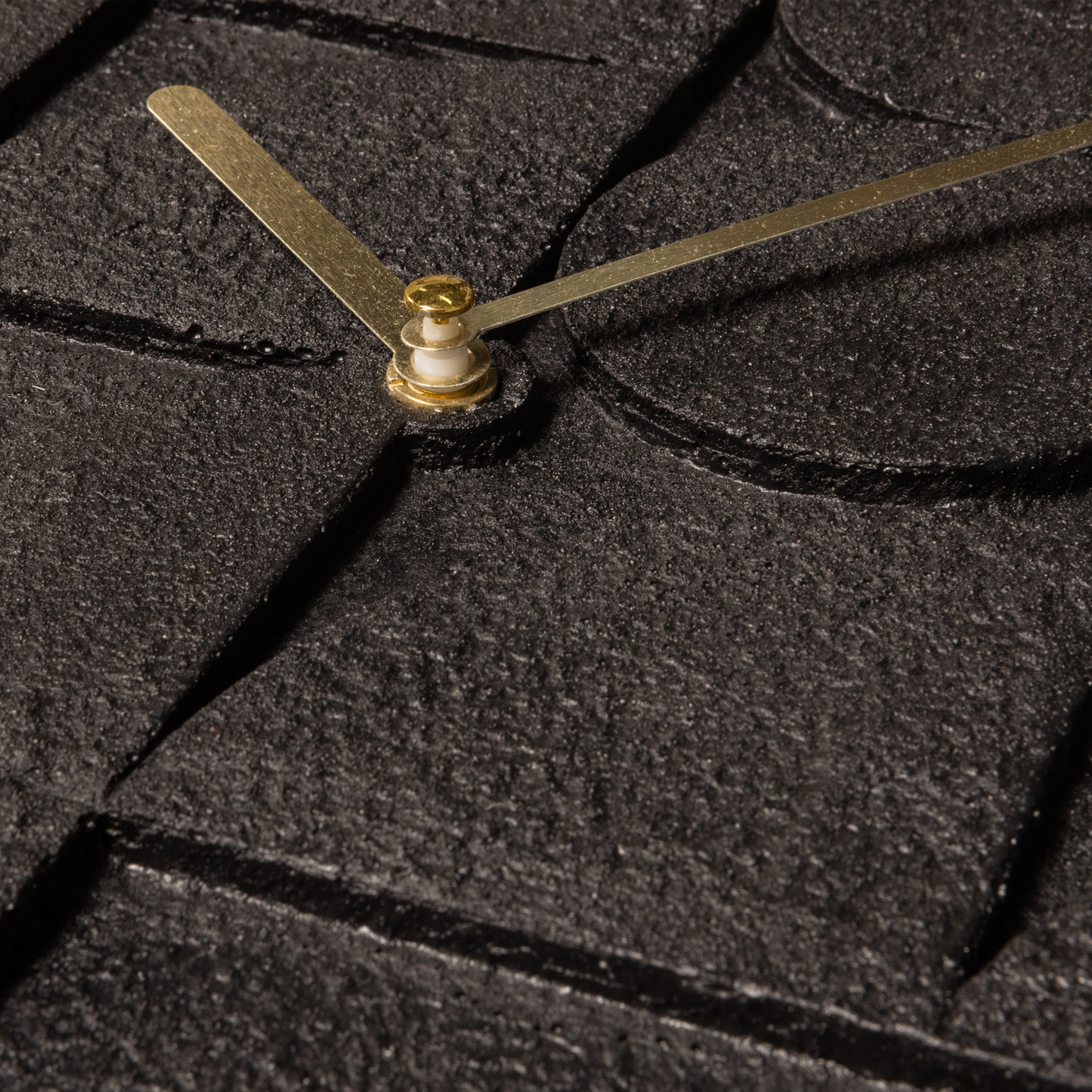 Zaria klok organisch design cement zwart