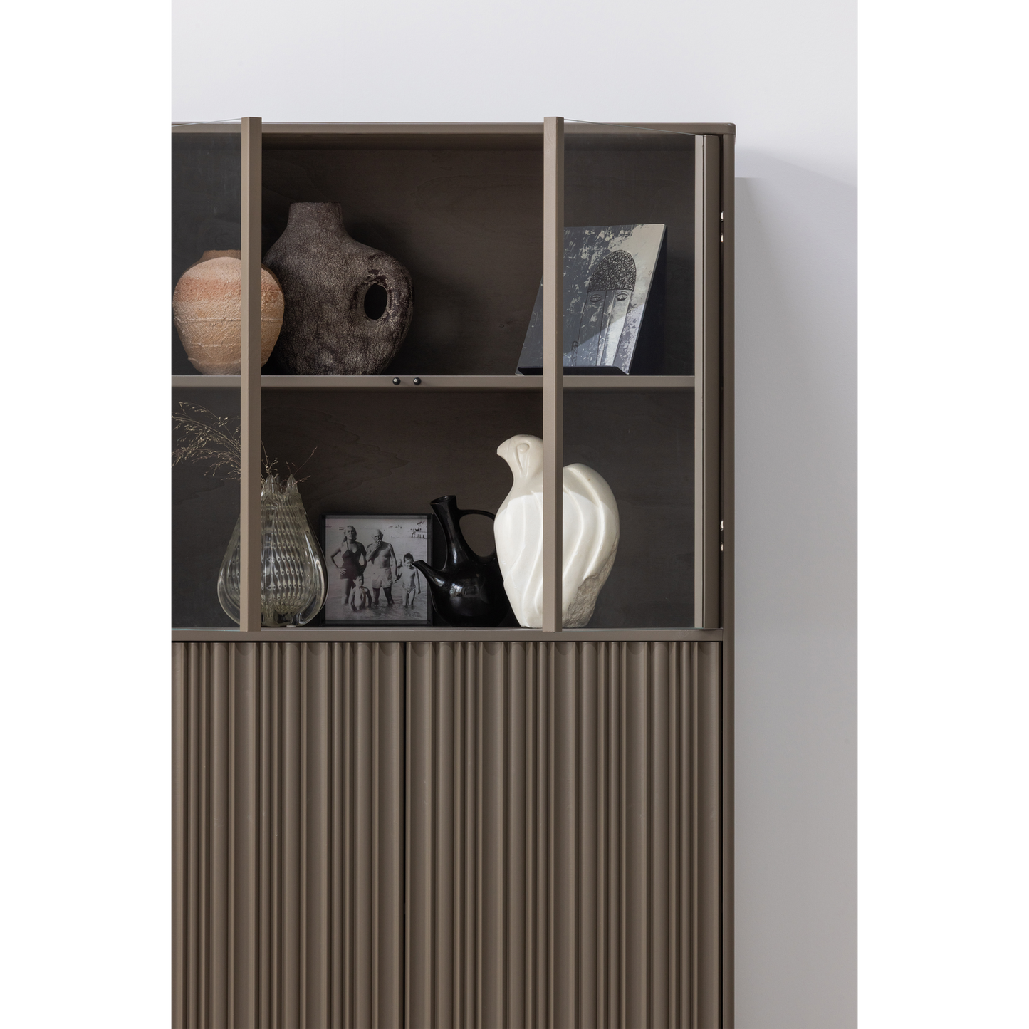 Nova lage vitrinekast grenen truffel bruin [fsc]