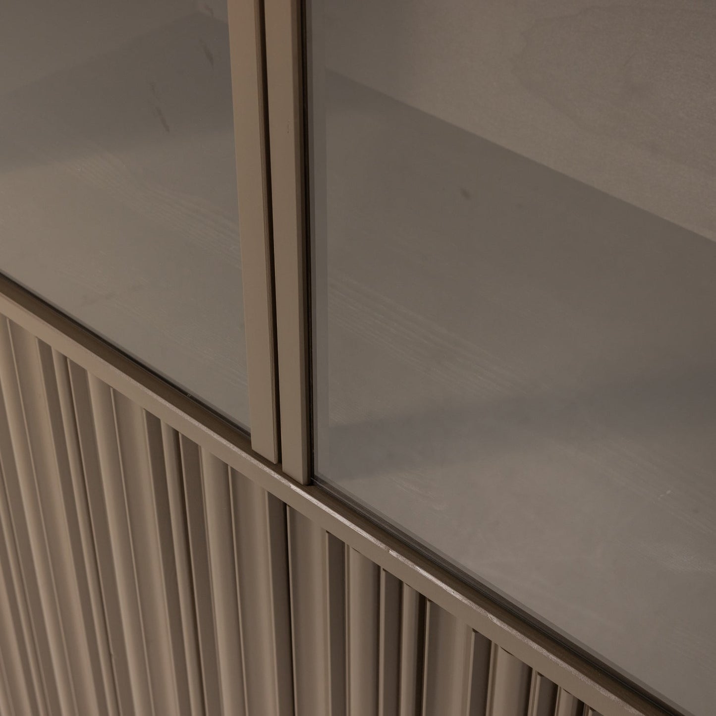 Nova lage vitrinekast grenen truffel bruin [fsc]