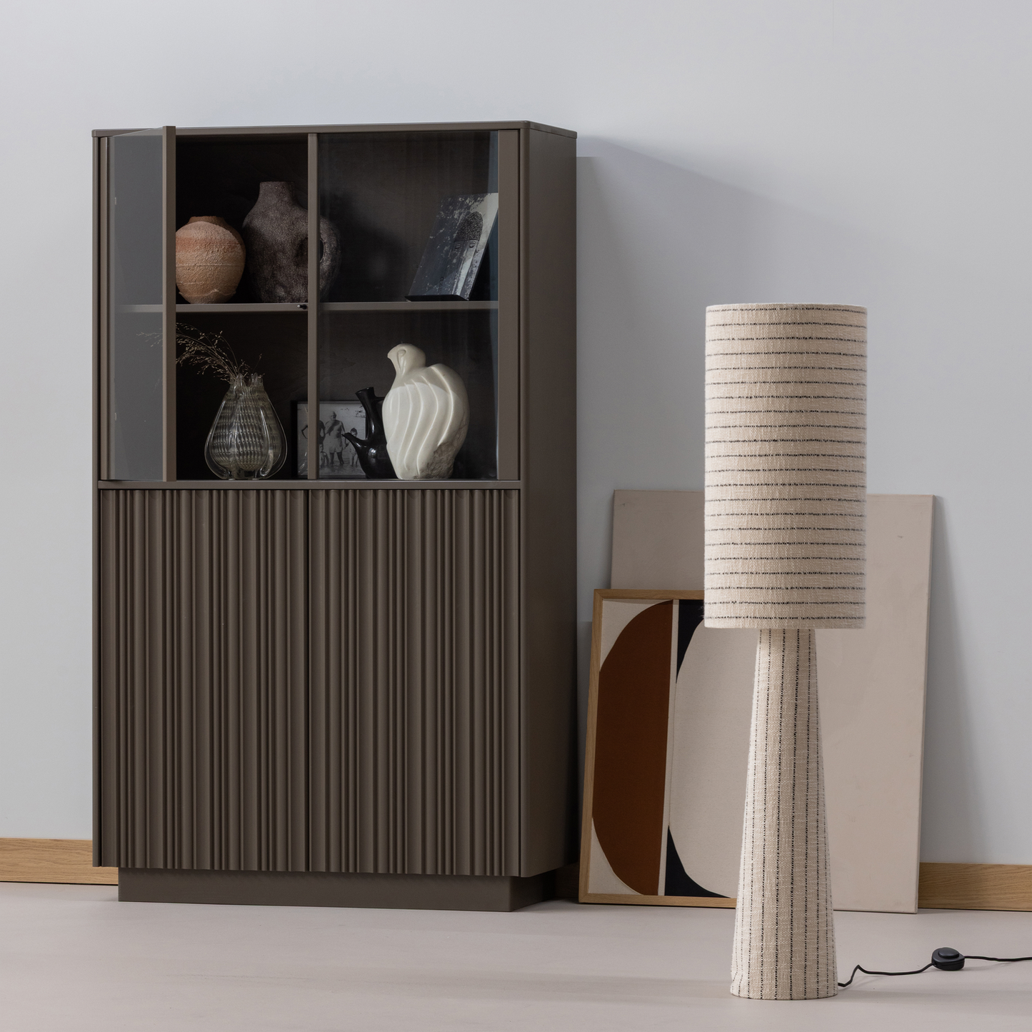 Nova lage vitrinekast grenen truffel bruin [fsc]